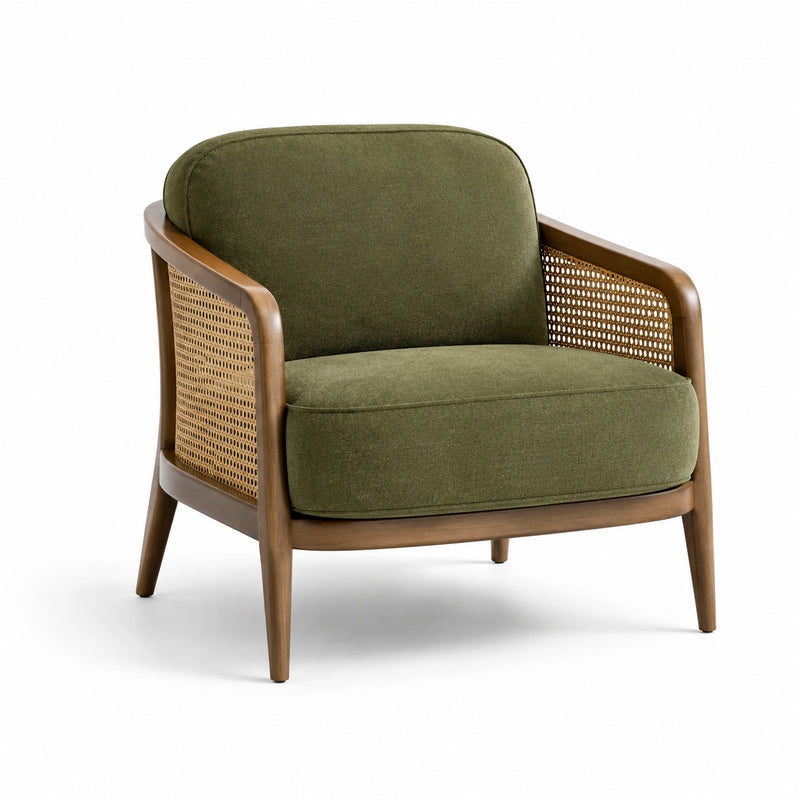 Fauteuil en tissu vert olive avec accoudoirs en bois de chêne et dossier en rotin